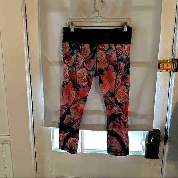 Lululemon  Inspire Crop II Secret‎ Garden size 8 - Picture 7 of 8